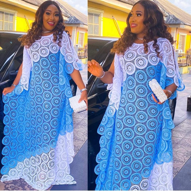 Γυναικεία Ρούχα Μεγάλο Μέγεθος με Κεντημένη Δαντέλα και Μακριά Φούστα με Ριγέ Μακρυμάνικο_voghion.com