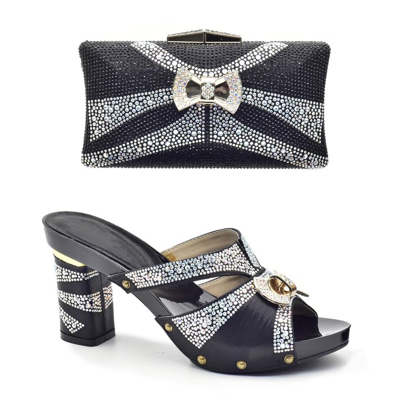 Klobige Slipper mit Strasssteinen für Damen in Übergröße, kombiniert mit einem Clutch-Set für die Dinnerparty_voghion.com