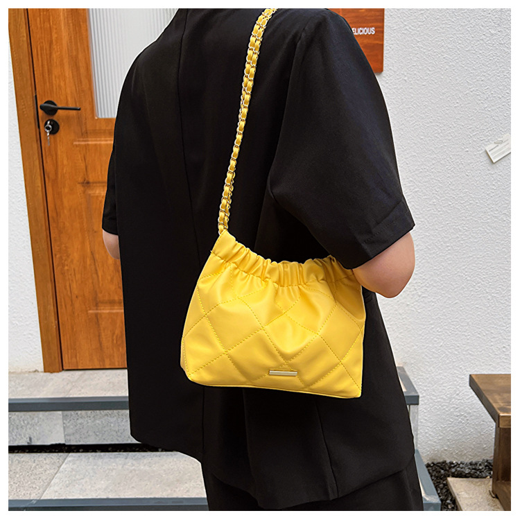 Crossbody-väska för kvinnor, mjukt läder, stor kapacitet Modeveckad kedja Axelväska Fritidsväska Crossbody-väska med dragsko_voghion.com
