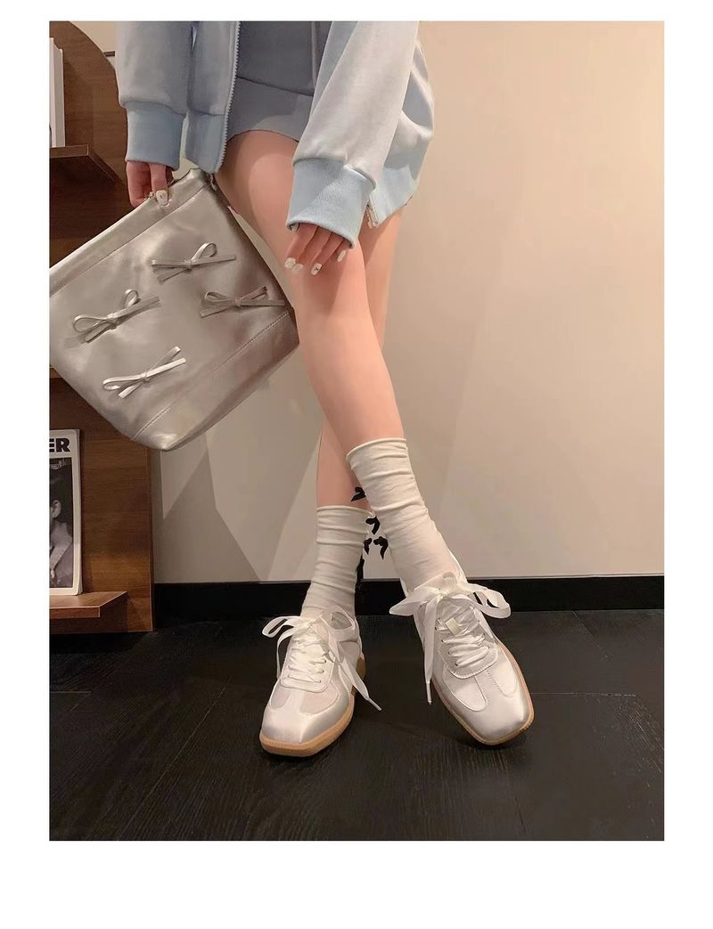 Ballerinarianism 2024 Frühjahr Neue Weiche Sohle Satin Quadratischen Kopf Innen Erhöhen Casual Vielseitige Deutsche Trainingsschuhe für_voghion.com