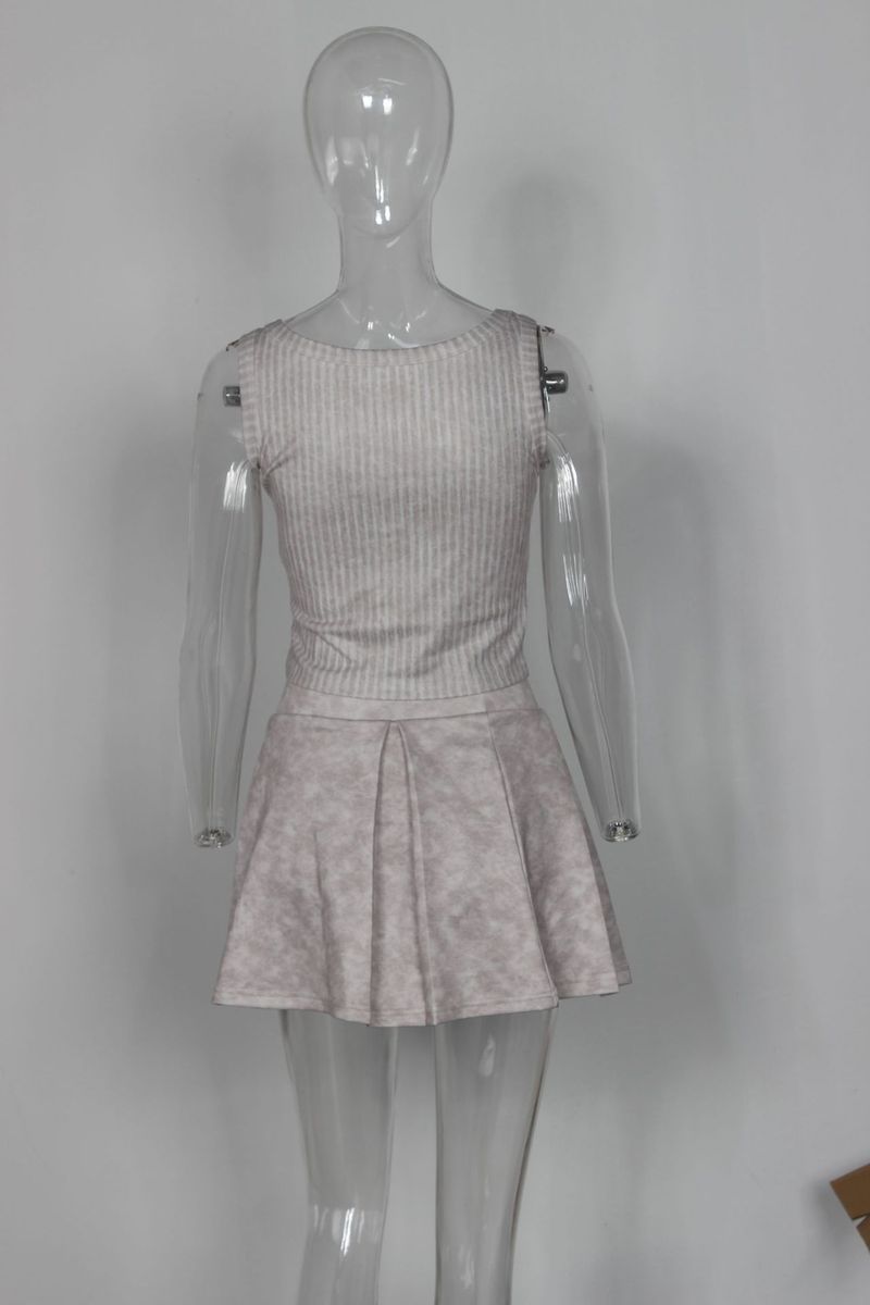 Completo da donna a forma di lettera, attillato, con gilet corto e gonna plissettata_voghion.com