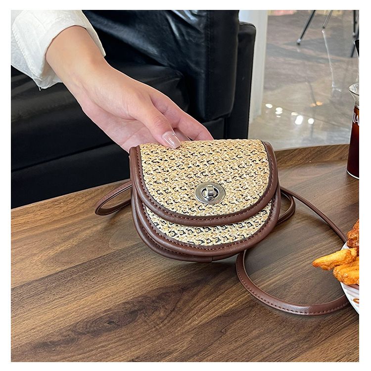 Kinder-Umhängetaschen, beliebte All-Match-Mini-Muscheltasche, Kontrastfarbe, geflochtenes Stroh, Eltern-Kind-Mädchen-Umhängetasche, Lippenstifttasche, weiblich_voghion.com