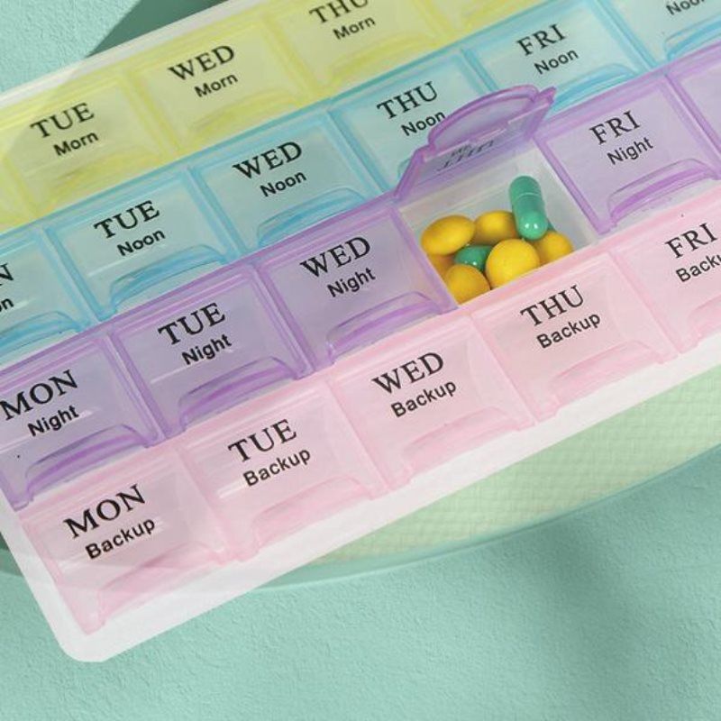 Une semaine 28 grilles en plastique lettres anglaises petit stockage de médicaments sous-emballage portable petite grille 7 jours boîte à médicaments_voghion.com