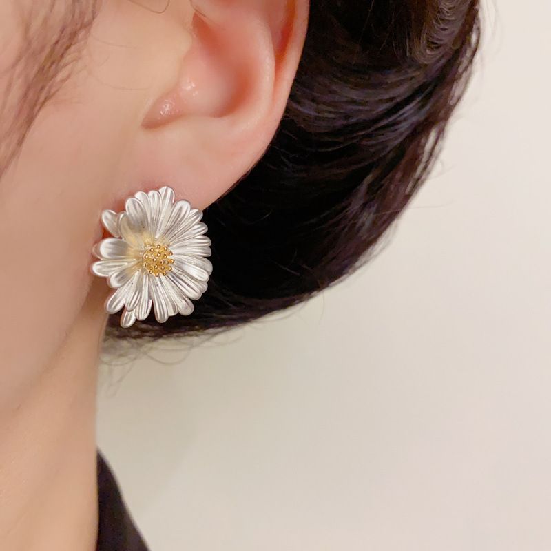 Orecchini a forma di margherita in metallo dolce e versatile con ago in argento per donna, design semplice, leggero e di lusso_voghion.com