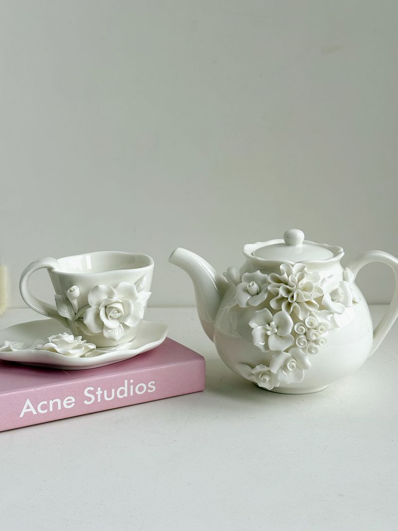 Handgemaakte, sprookjesachtige, zuiverwitte kop- en schotelset met driedimensionale bloemen, prachtig vervaardigde keramische pot_voghion.com