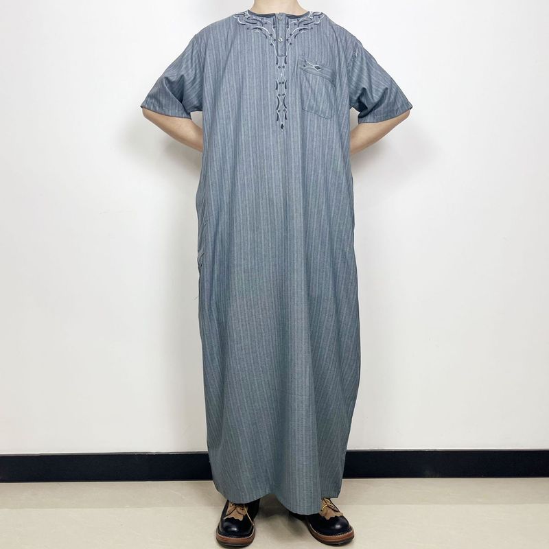 Roupas masculinas, robe marroquino bordado de manga curta com gola redonda e vários bolsos, robe com design quadrado_voghion.com