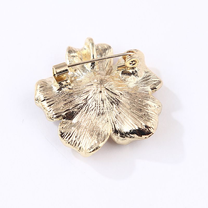 Koreaanse versie van de nieuwe parelbroche afgewerkt product kleurbehoud gematteerd drie kleuren bloem broche broche accessoires lege lade_voghion.com