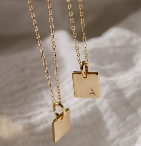 Collana da donna con 26 lettere incise in oro K personalizzate, collana alla moda in acciaio al titanio rettangolare con 26 lettere inglesi_voghion.com