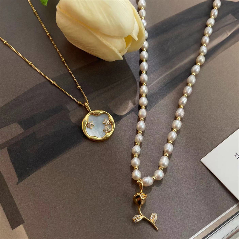 Collana coreana di fiori di rosa con perle d'acqua dolce naturali per donna, catena clavicola versatile, di fascia alta, di lusso leggero, dal design di nicchia_voghion.com