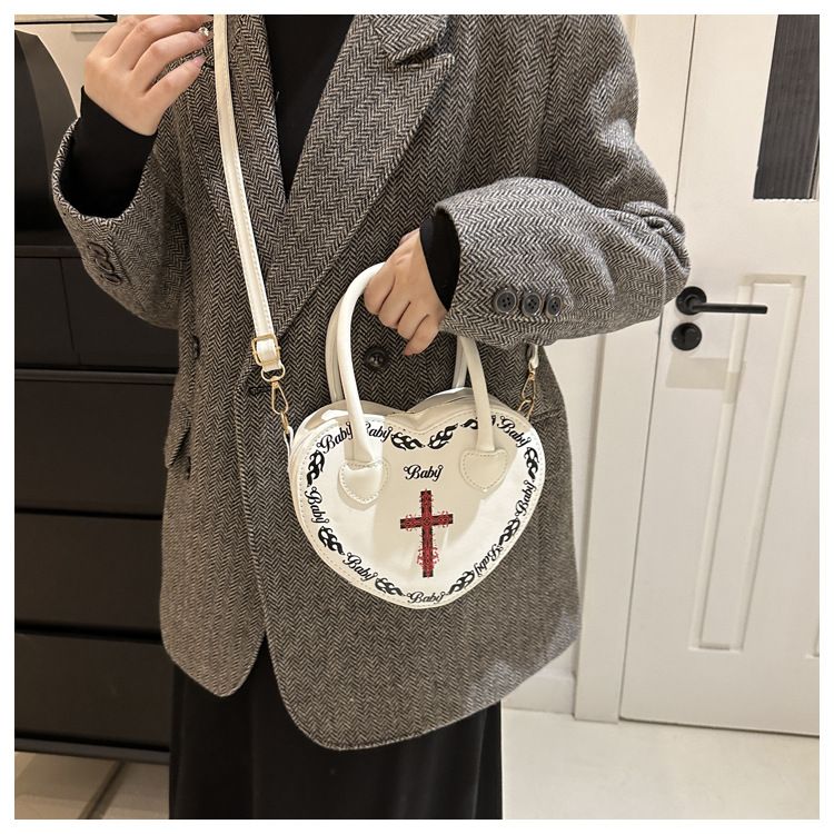 Borsa da donna personalizzata Rivet Punk Dark 2024 Nuova borsa a forma di cuore, borsa a tracolla incrociata, borsa a tracolla per donna_voghion.com