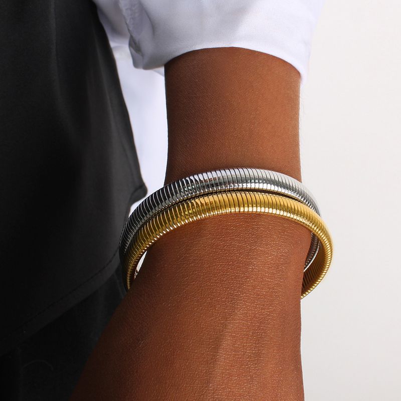 Herrenschmuck, handpoliertes PVD-beschichtetes K-Gold-Armband, einfaches, allgleiches, elastisches, gestreiftes Armband aus Titanstahl, Gänsehaut_voghion.com