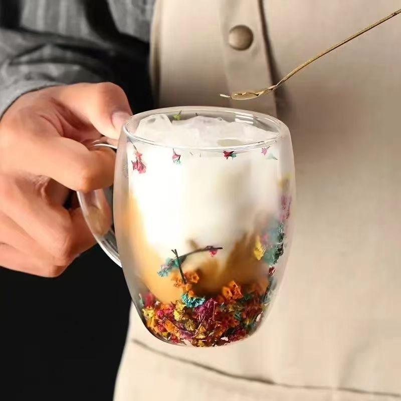 Doppelschichtiger Glasbecher mit getrockneten Blumen – 400 ml, hitzebeständiger Becher (handgefertigtes Blumendesign mit bequemem Griff und Goldrand)_voghion.com
