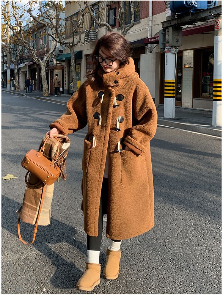 Luxuriöser Kunstpelzmantel mit Kapuze für Damen – extralange Winterjacke mit weichem Sherpa-Futter, eleganten Knopfdetails und übergroßer Passform_voghion.com