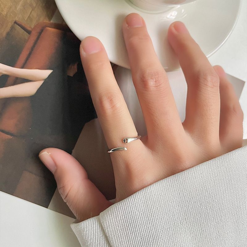 2023 Nuovo anello semplice Anello in argento non sbiadisce, gioielli in stile piccola folla Anello in argento puro semplice e avanzato per le donne_voghion.com