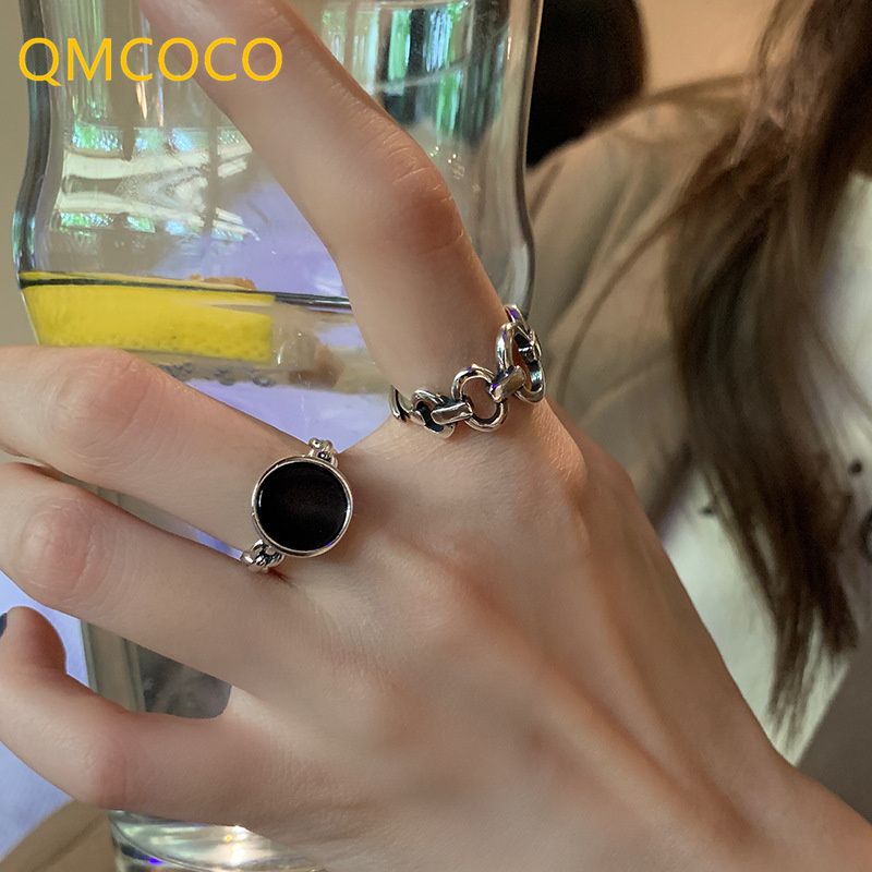 Anillo QMCOCO original, elegante y a la moda con piedras preciosas negras geométricas retro para mujer, anillo de noche para hombre._voghion.com