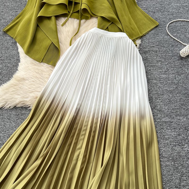 Abito da donna alla moda con colori sfumati, top plissettato con spalline larghe e gonna a pieghe a vita alta_voghion.com