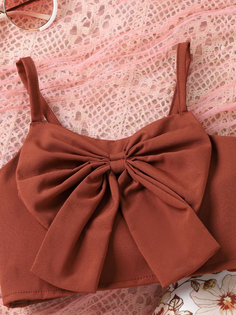 Un set in due pezzi di completi per ragazze vento, primavera ed estate, con bretelle per bambini piccoli, top con fiocco, stampa_voghion.com