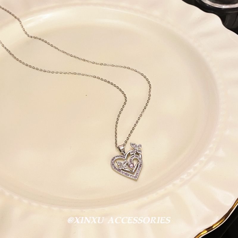 Ciondolo a forma di cuore francese a forma di farfalla cava per ragazze, con un design di nicchia e versatile. Nuova decorazione per collana 2024_voghion.com