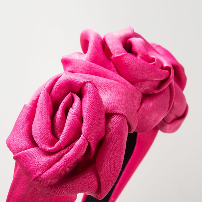 Nuove fasce per capelli in tessuto di rose fatte a mano con fiori finti da donna, che emanano un'atmosfera sofisticata ed elegante per_voghion.com