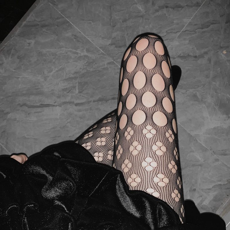 2024 Medias negras ahuecadas prensadas en caliente Jk Pantalones de malla sexy Letras grandes atractivas Calcetines de red de pesca con lazo_voghion.com