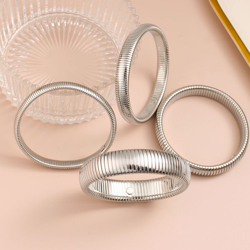 Herrenschmuck, handpoliertes PVD-beschichtetes K-Gold-Armband, einfaches, allgleiches, elastisches, gestreiftes Armband aus Titanstahl, Gänsehaut_voghion.com