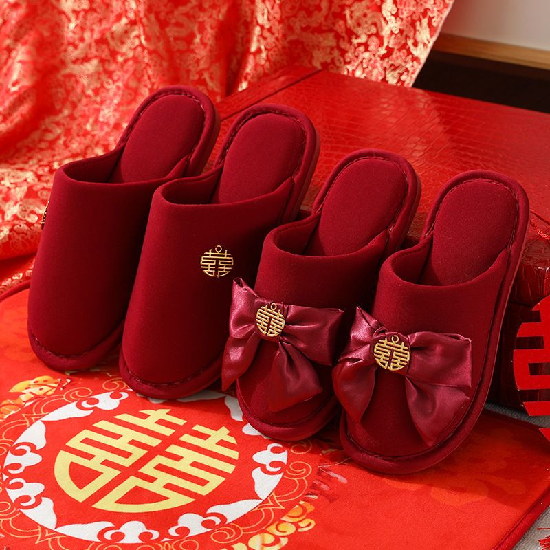 Matrimonio rosso festivo per una coppia in autunno e inverno, sposi novelli in casa d'inverno, spose al chiuso, pantofole da dote_voghion.com