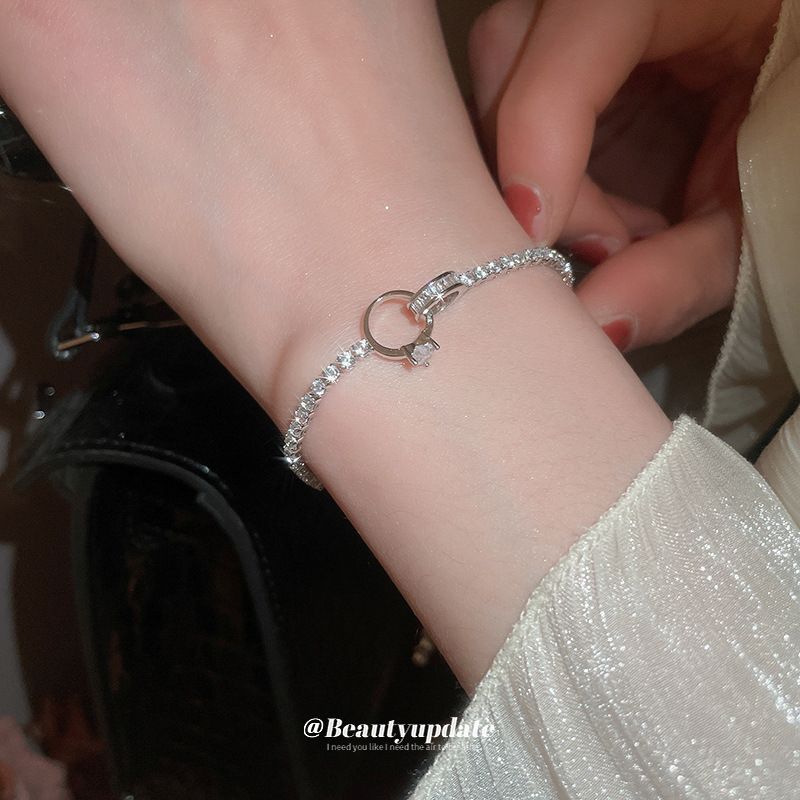 Zirkoon eenvoudige cirkel in elkaar grijpende knoop niche mode veelzijdige armband, lichte luxe high-end gevoel, hand sieraden voor_voghion.com