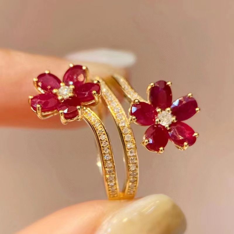 2025 Nouveautés Mode Vintage Délicate Floral Ruby Rings pour Tempérament Féminin Incrusté Plein de Zircone Cubique Ouverture Anneau Fête_voghion.com