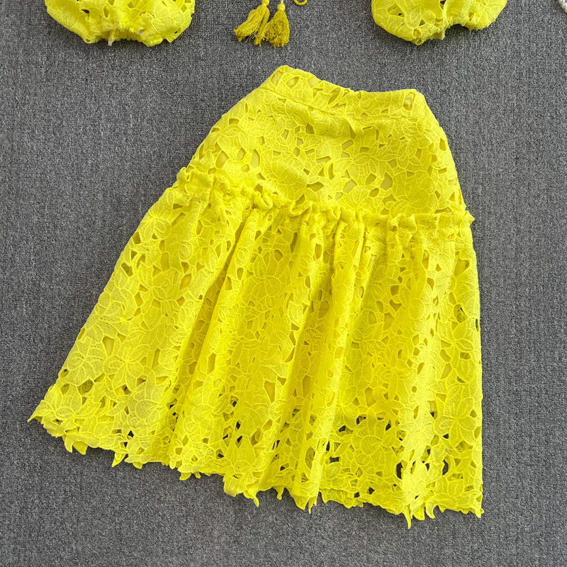 Conjunto feminino de duas peças com camisa curta e manga lanterna, cintura alta e saia justa em A_voghion.com