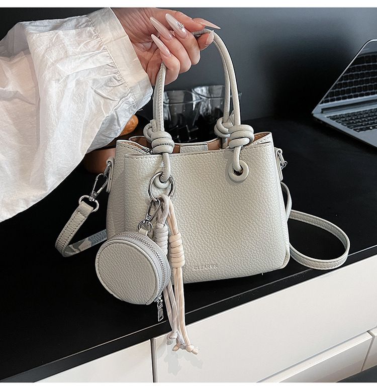 Borsa a mano da pendolare di nicchia alla moda per le donne 2025, nuova borsa a tracolla da donna con tracolla a secchiello e texture semplice_voghion.com