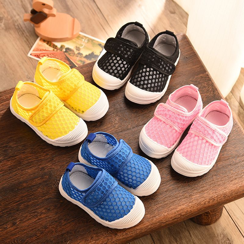 Scarpe da interno per bambini Nanlu in rete per ragazzi e ragazze, traspiranti casuali con velcro, in tinta unita e traforate_voghion.com