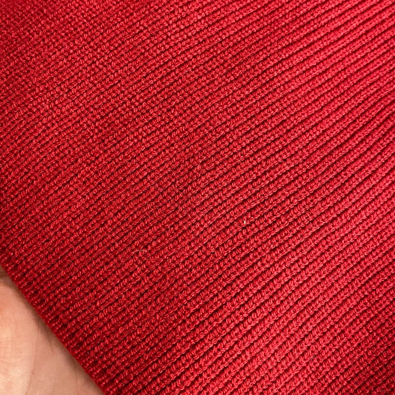 Il maglione con gilet diviso in carne da donna con copertura ampia e piega indossa due set_voghion.com