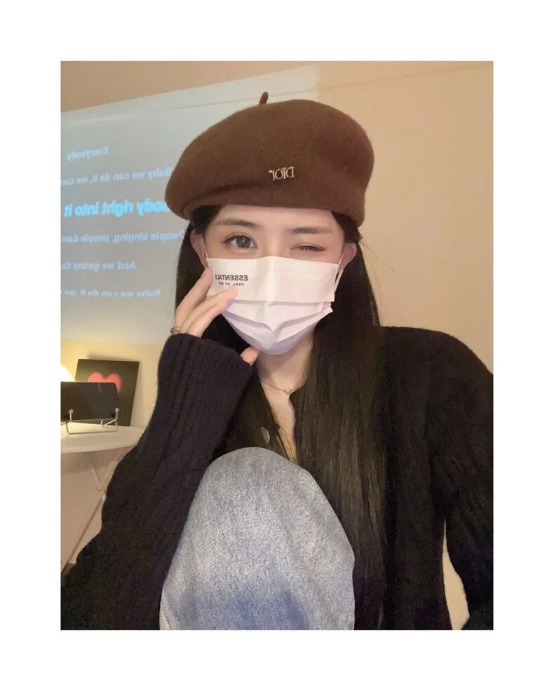 French temperament irregular beret women's autumn and winter face small shaped bud hat white wool painter hat
_voghion.com