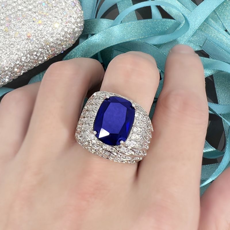 Blauer trendiger Herrenring mit Engelsflügeln und Mikropflaster aus Zirkonia_voghion.com