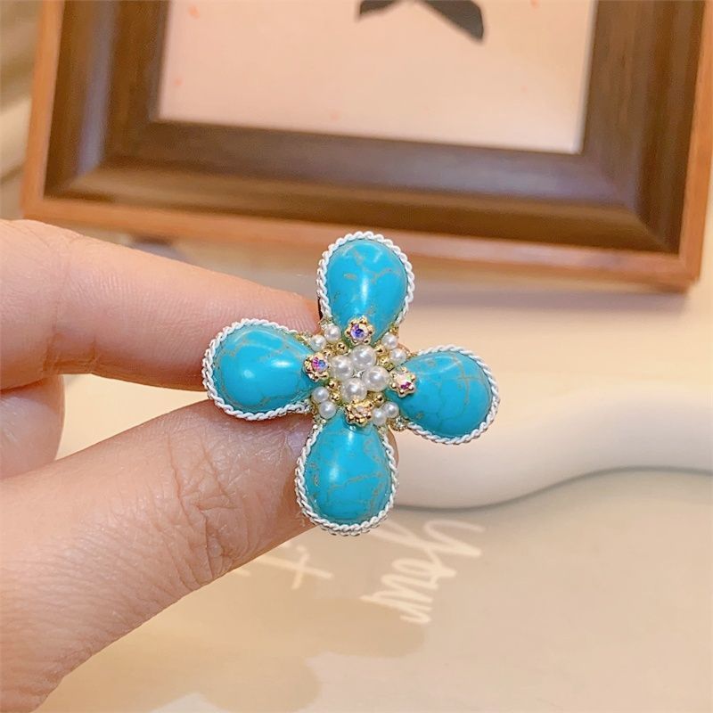 Spilla con perla turchese a quattro petali per donna, accessorio floreale vintage di alta gamma, di lusso e di nicchia_voghion.com