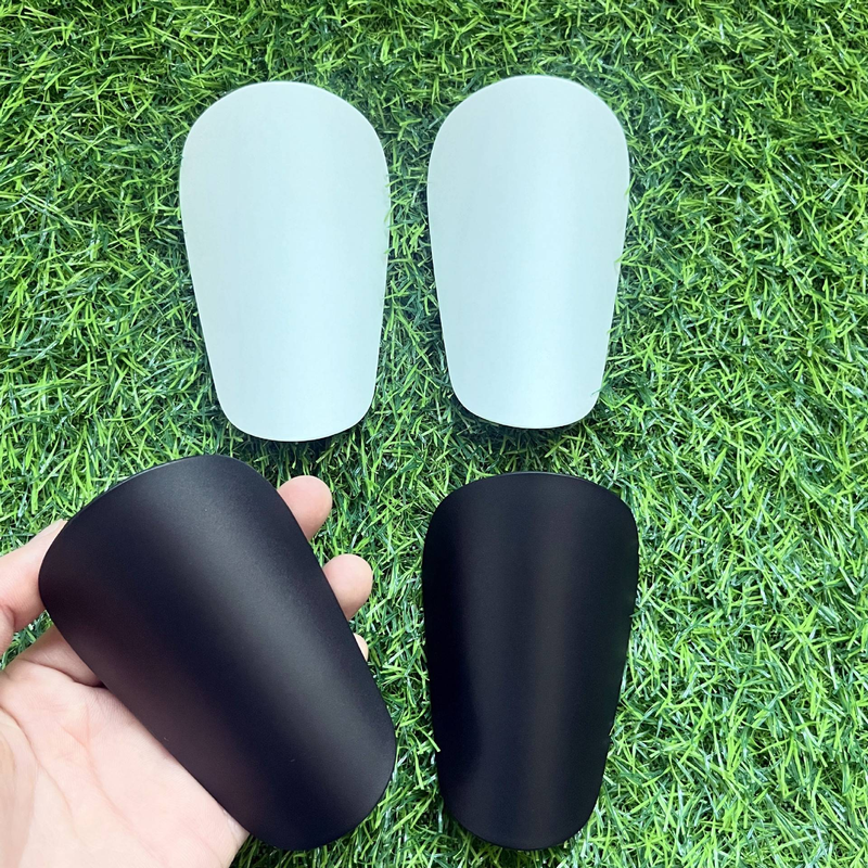 Lot de 2 mini-protège-tibias de football (noir et blanc) - Petit format 8 x 5 cm et 10 x 6 cm - Équipement de protection léger pour l'entraînement de football des jeunes et des enfants._voghion.com