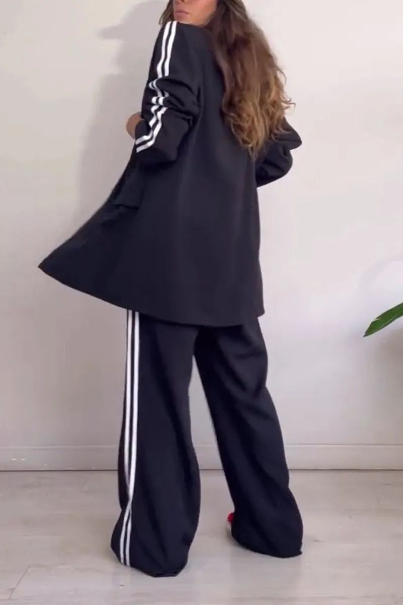 Completo da donna alla moda, pantaloni a righe, giacca casual, completo due pezzi per donna_voghion.com