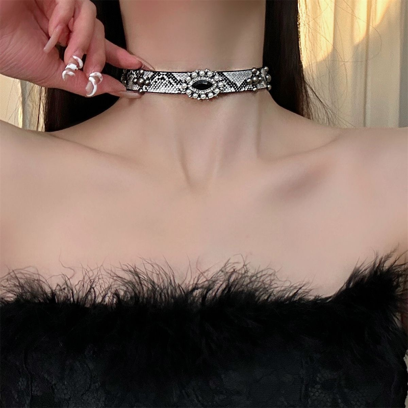 Designer Cool Europese en Amerikaanse mode Slangenhuidpatroon Luxe leren gierstkralenkraag Vrouwelijke minderheid Licht Luxe Spice Girl nekband_voghion.com