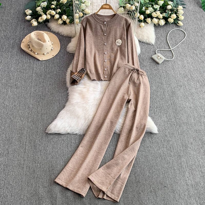 Abbigliamento da donna Elegante camicetta in maglia con bottoni Camellia e pantaloni dritti a vita alta - Beige chiaro / Marrone chiaro (Outfit autunno-inverno)_voghion.com