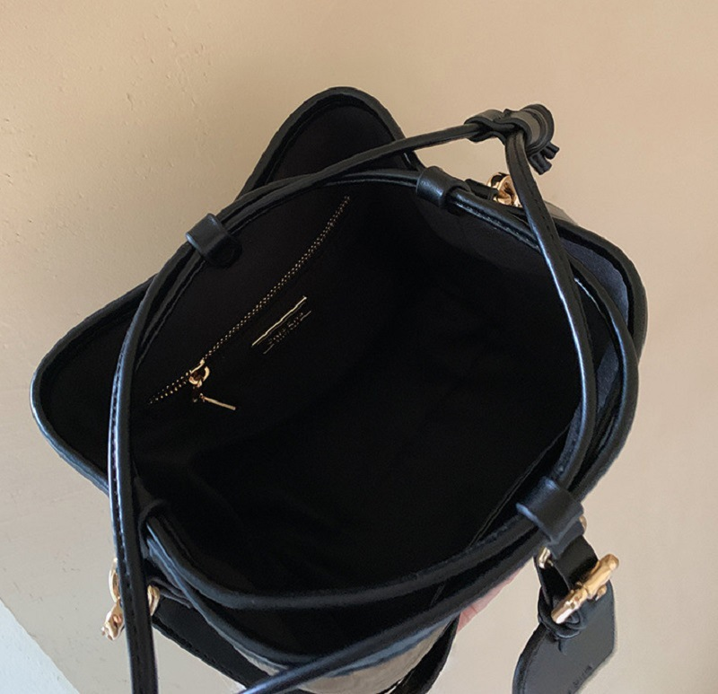 Nanfeng Chio2nd Oil Painting Exhibition Hall Water Bucket for Women's 2024 New Advanced Fashionable One Shoulder_voghion.com