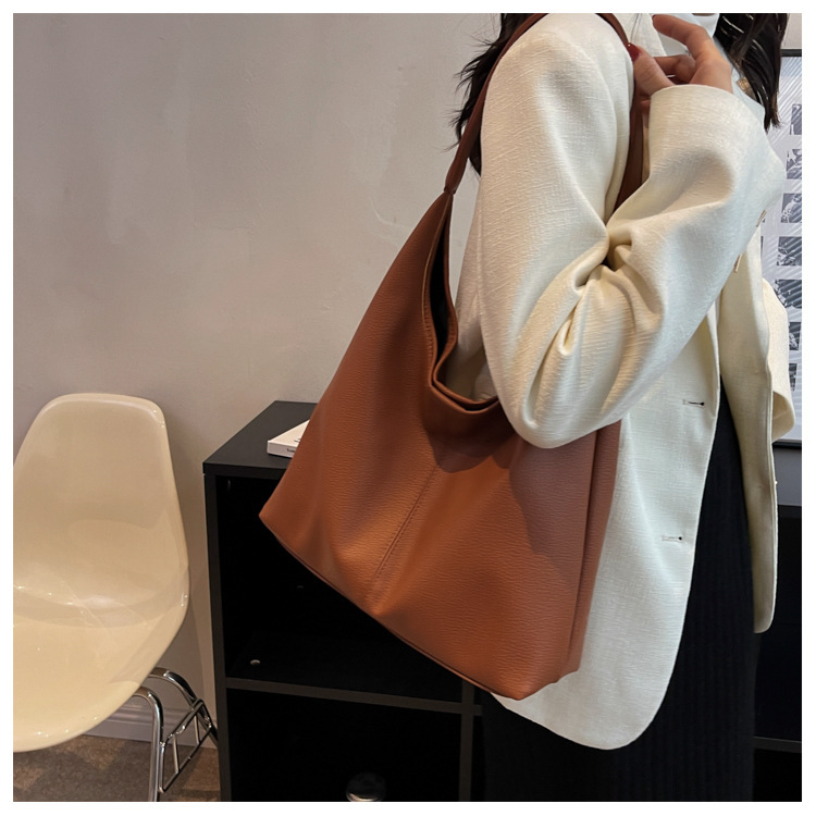 New fashionable women's bags for spring and summer, single shoulder underarm bag with large capacity crossbody bag, high-end commuting tote bag_voghion.com