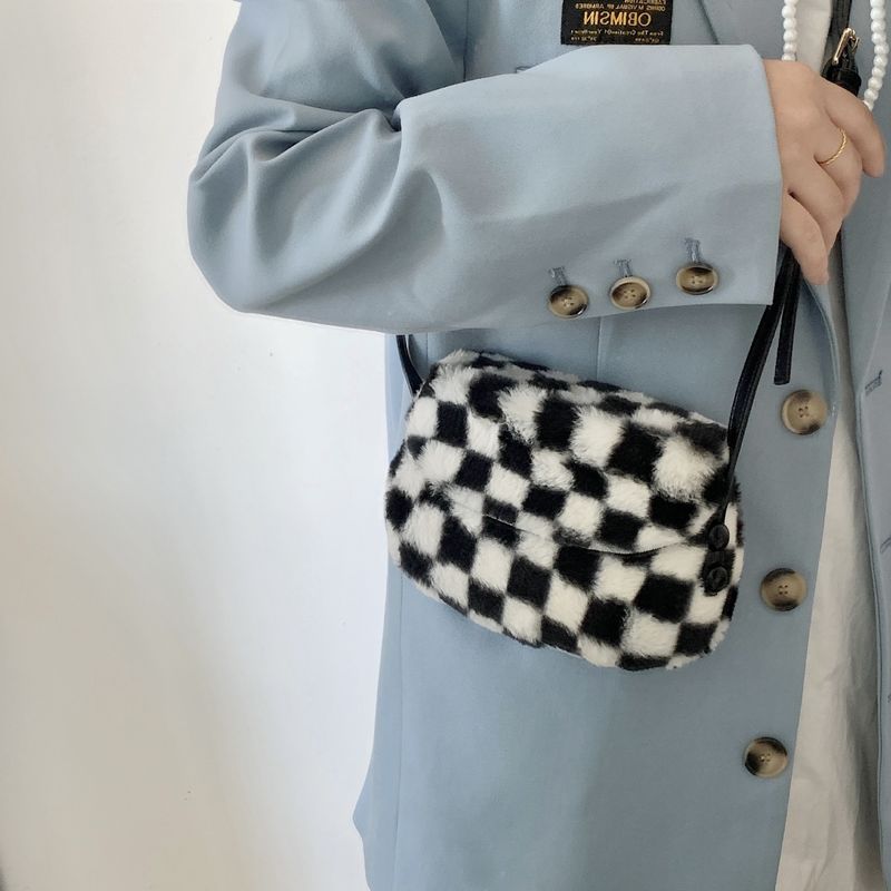 Kadın sonbahar kış yeni moda niş peluş eyer çantası, siyah ve beyaz kareli basit tek omuz çapraz çanta_voghion.com