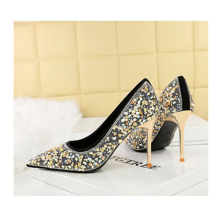 Damenschuhe mit spitzer Zehenpartie, niedrigem Absatz, vielseitig, mit Strasssteinen besetzte Brautschuhe, traditionelle Brautschuhe, Bankettschuhe_voghion.com