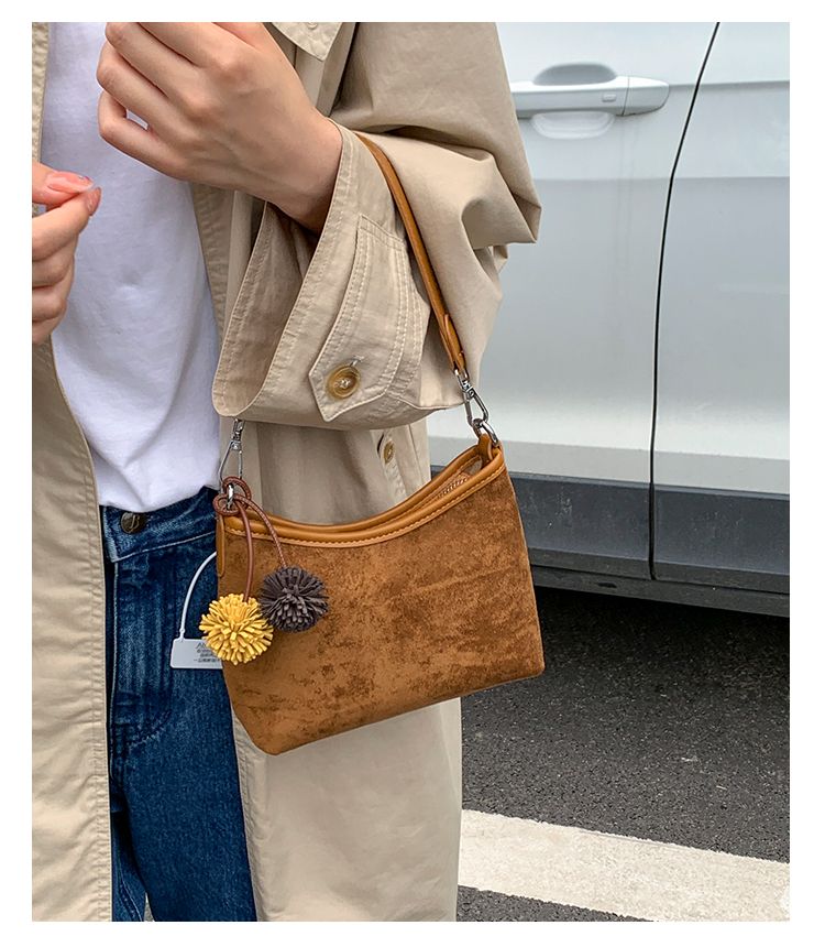 Sac à main en daim pour femme, nouvelle collection automne-hiver 2025, sac à bandoulière polyvalent, design de niche décontracté, sac seau à bandoulière simple_voghion.com