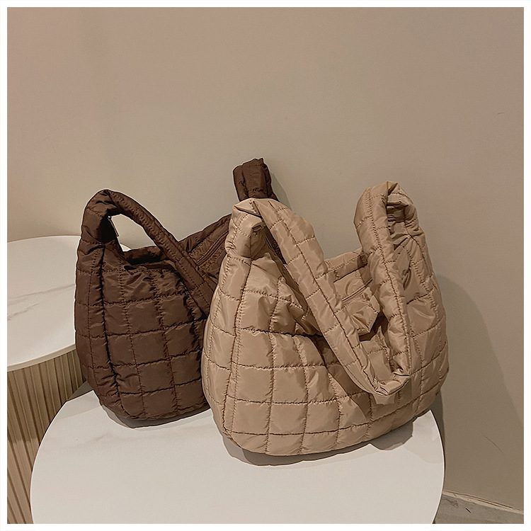 2023 Nuovo Best-seller Leggero Casual All-match Borsa da donna Urbano Semplice Moda Trendy Down Bag Messenger Gnocco Tote Bag_voghion.com