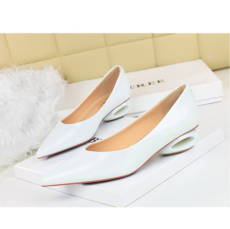 Scarpe singole da donna comode con tacco basso e punta a un pedale, in pelle verniciata, con tacco a forma speciale francese_voghion.com