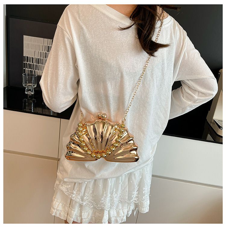 Borsa a tracolla elegante in acrilico con conchiglia e dettagli in perle per feste serali e uso quotidiano, borsa a tracolla in acrilico con conchiglia lucida, borsa a tracolla da sera_voghion.com