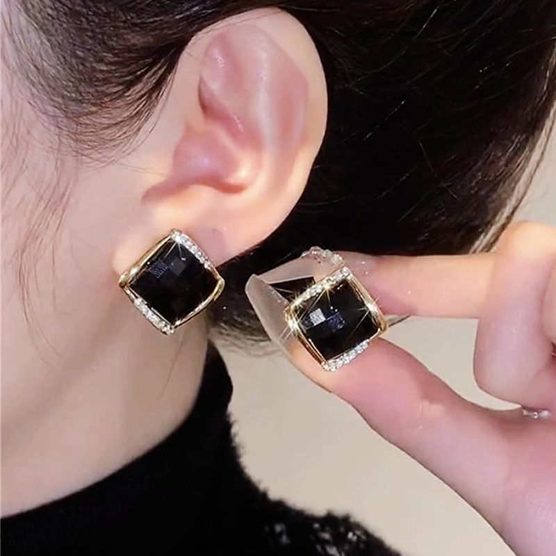 S silver needle Japanese and Korean temperament simple studded black crystal diamond women's fashion light luxury design_voghion.com