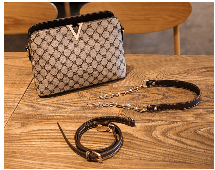 Die neue Damentasche ist eine modische und leicht zu tragende Retro-bedruckte Muscheltasche mit schräger Umhängetasche und Kettenhandtasche_voghion.com