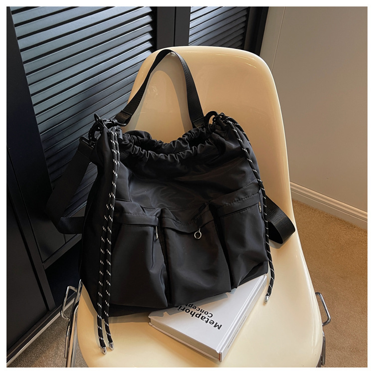 Nuevo bolso de hombro de invierno para mujer, mochila cruzada simple de ocio para estudiantes de gran capacidad a la moda_voghion.com